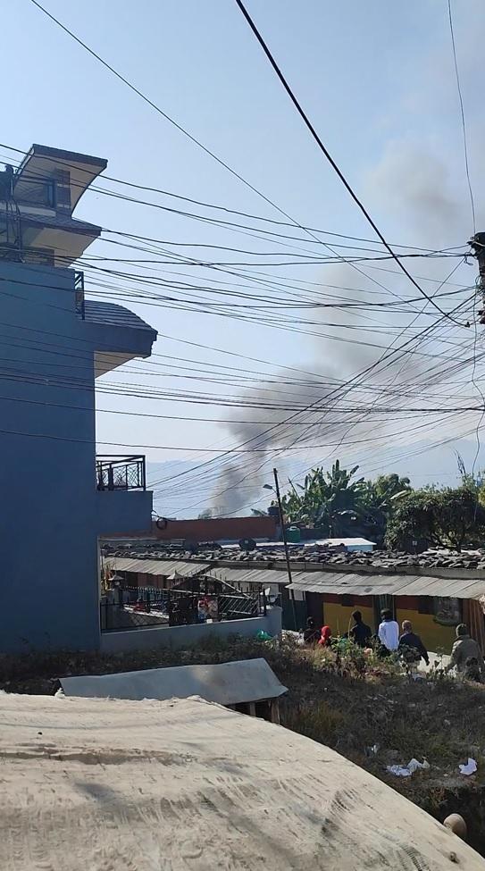 客機墜毀後冒煙。(路透社)