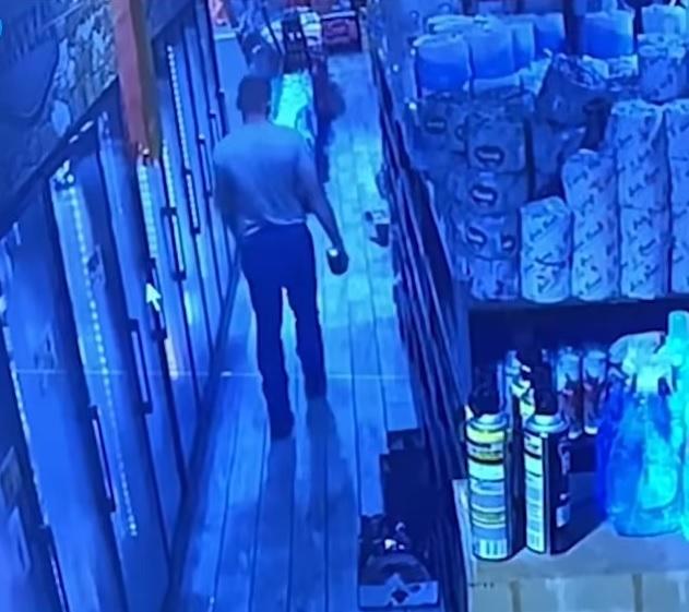閉路電視拍到迪庫斯到商店偷啤酒。(互聯網)