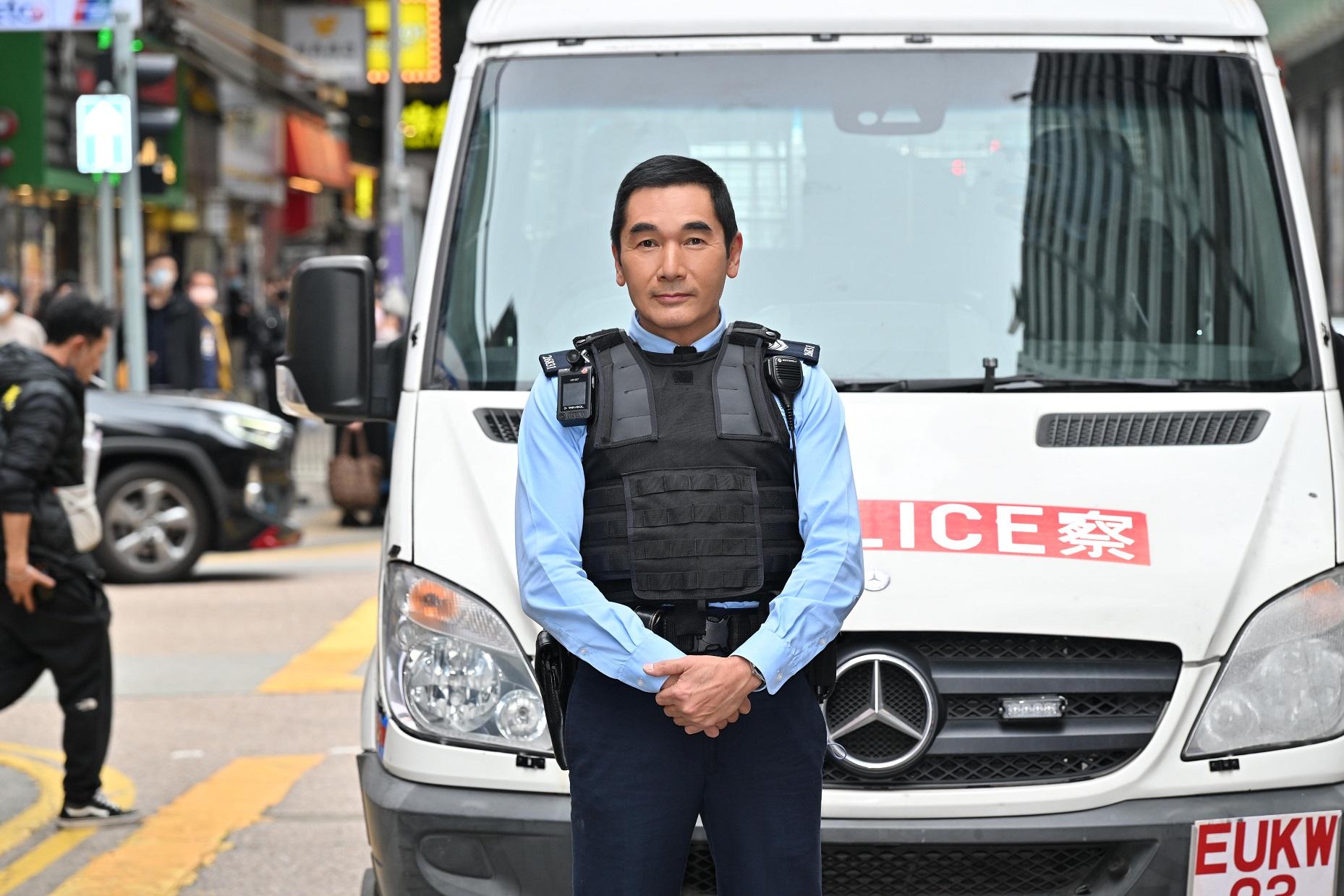 方中信在電影《衝鋒》演警察。