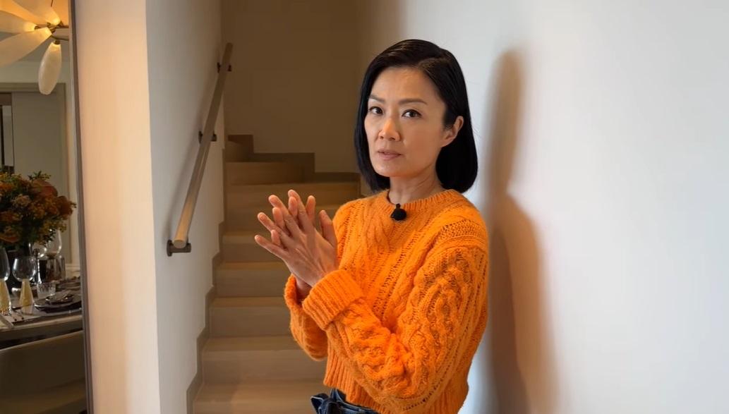 影片中,方健儀參觀晉環一個內置樓梯的複式單位,笑言此類單位「感覺富貴」。(影片截圖)