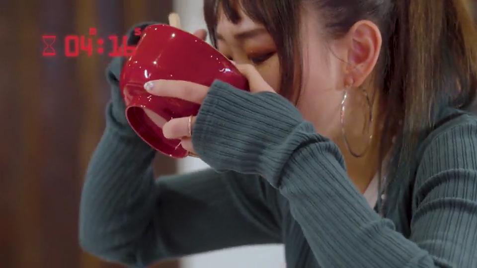 Win Win 不顧形象,努力地吃。