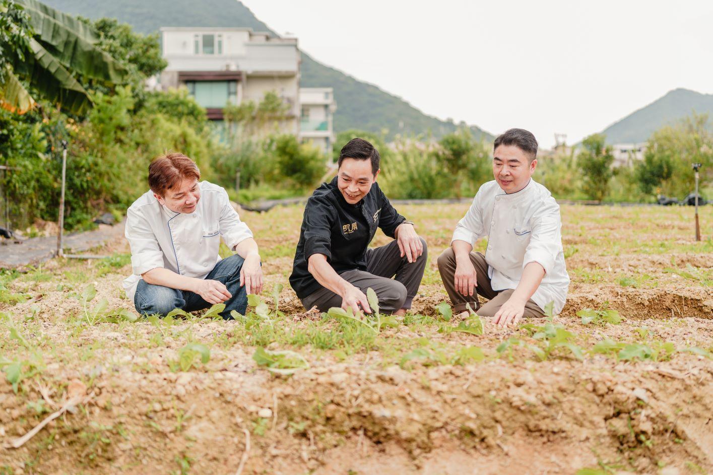明閣(香港康得思酒店) 行政總廚李悅發師傅(中)帶領廚藝團隊