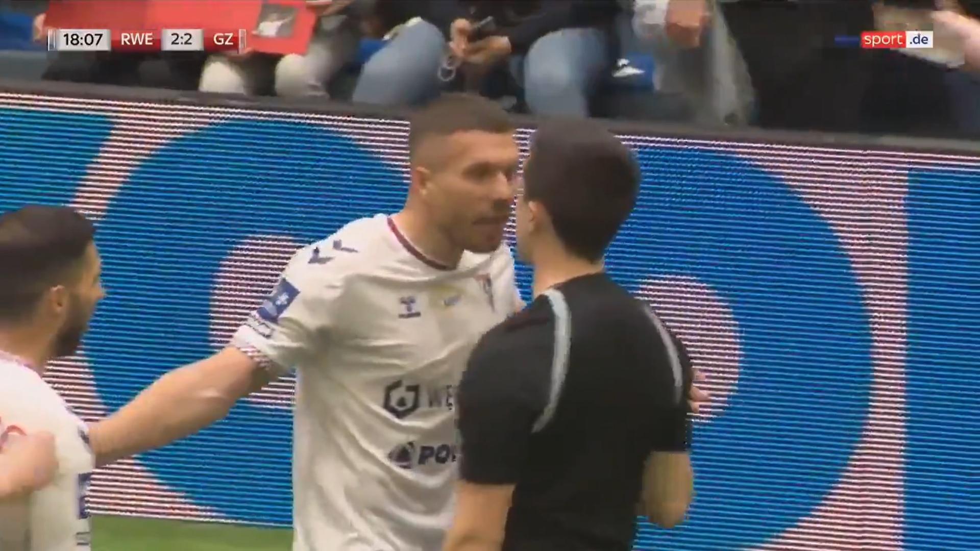 普度斯基追問球證。(影片截圖)