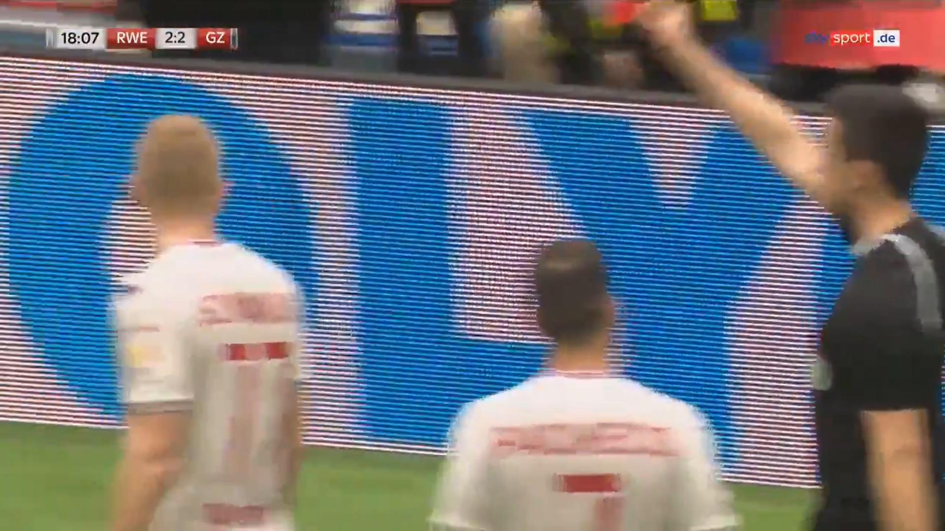 球證向普度斯基出示紅牌。(影片截圖)