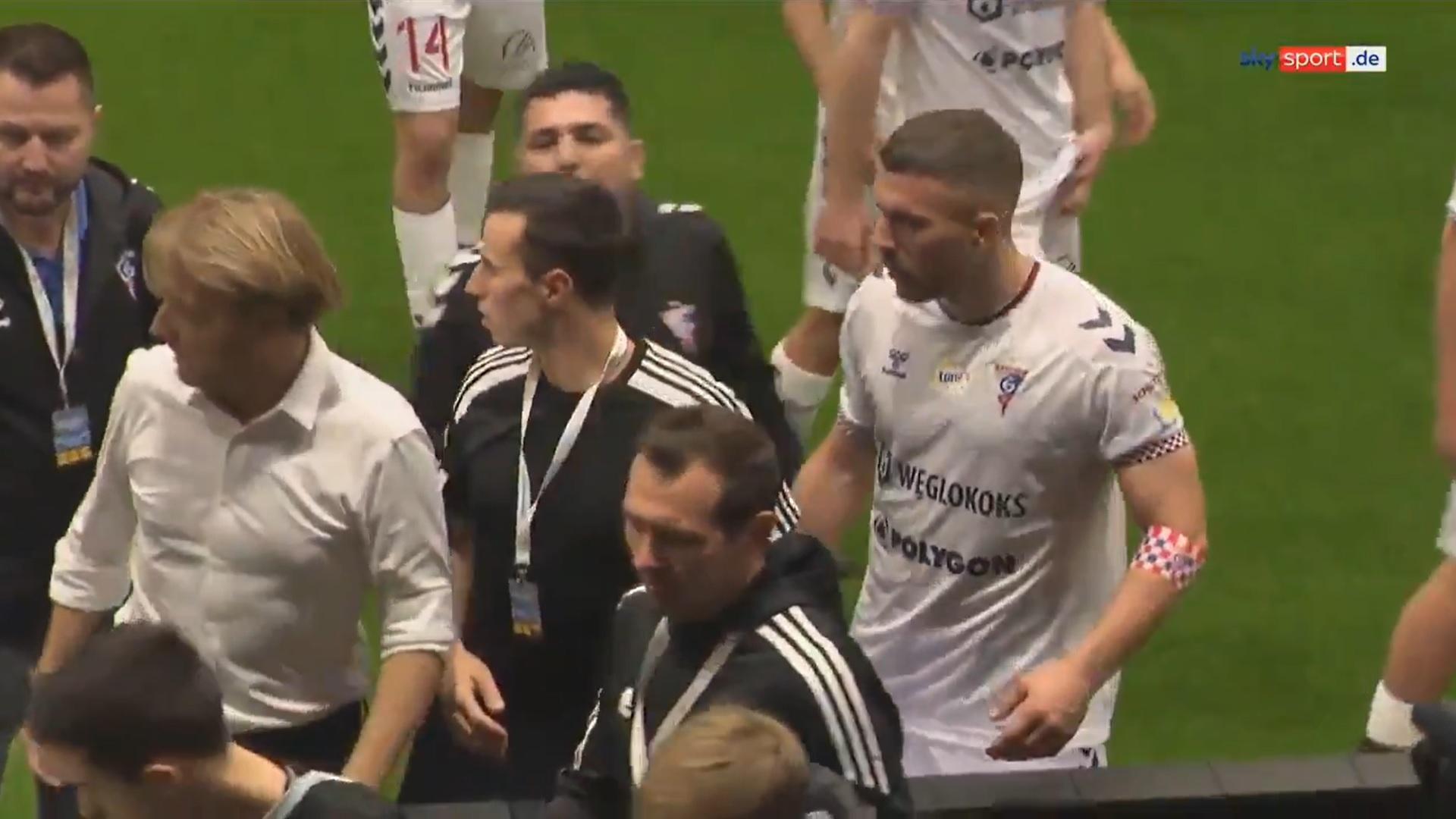 普度斯基中場追着球證質問。(影片截圖)