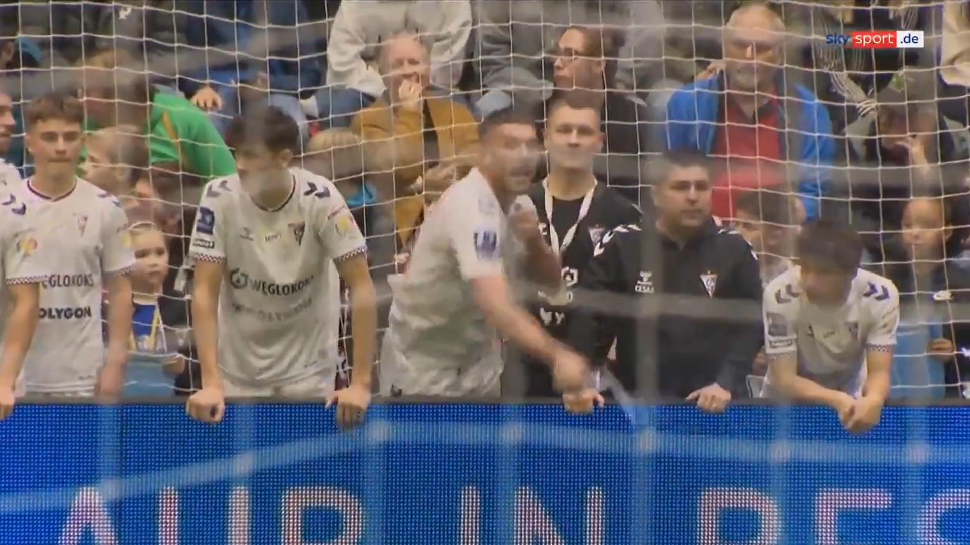 普度斯基在場邊潑水發洩。(影片截圖)