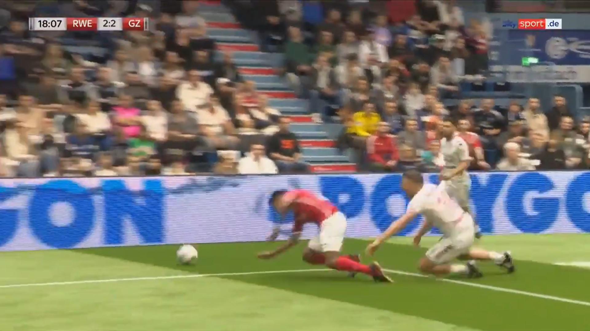 普度斯基比賽中拉跌對手。(影片截圖)