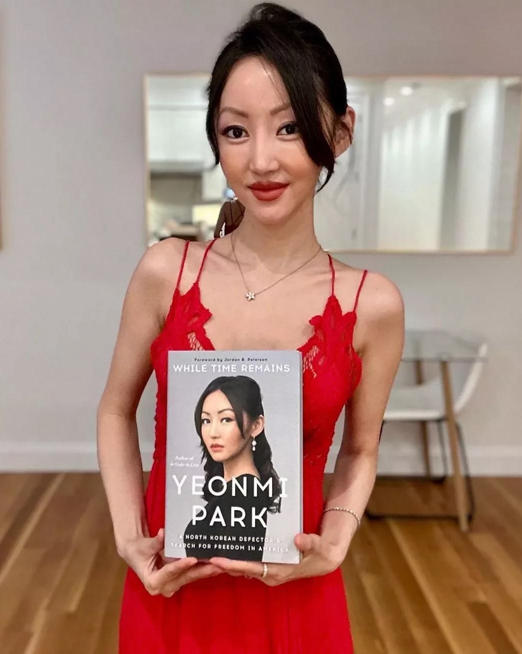 朴研美在IG宣傳第二本自傳。(互聯網)