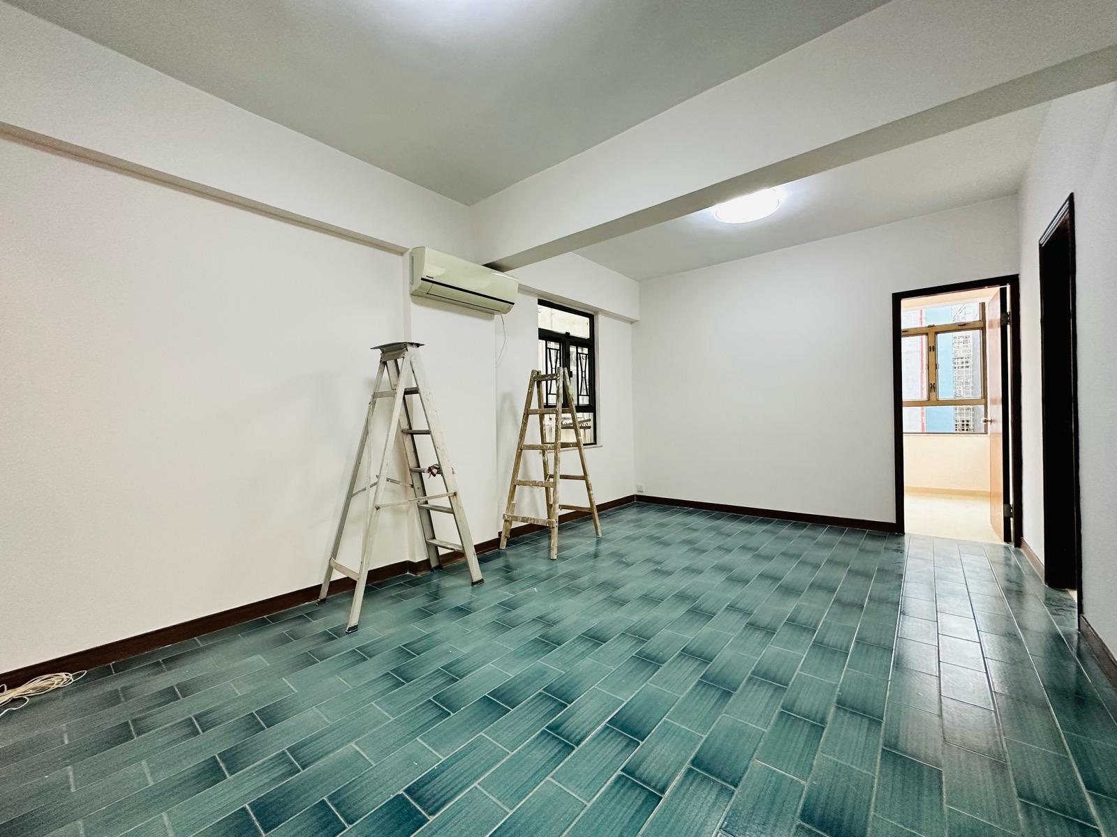 大廳鋪有墨綠色漸變色調地磚,配以奶白色牆身,懷舊獨特並非常簇新。