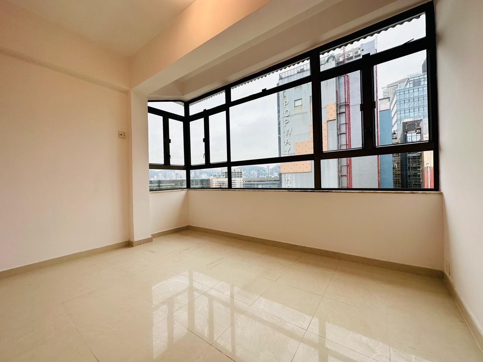 睡房空間闊落,設90度大窗,光猛通爽。