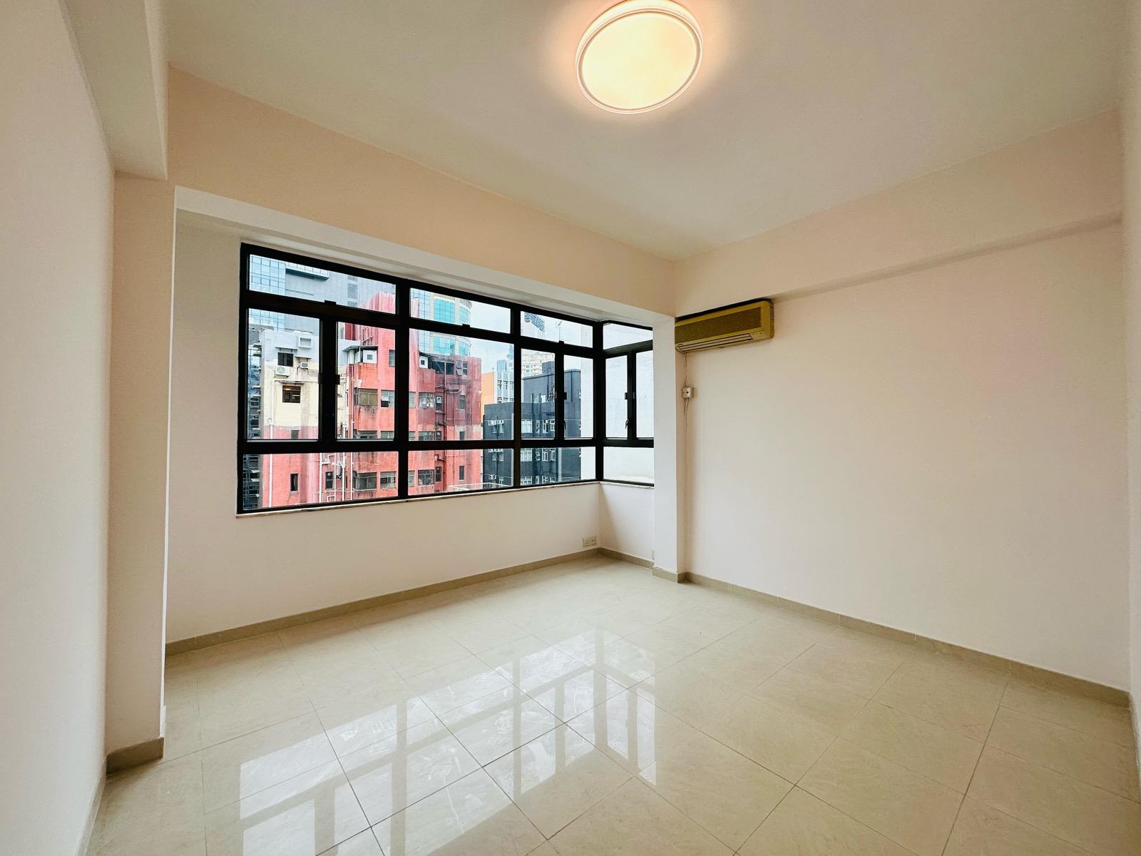 睡房空間闊落,設90度大窗,光猛通爽。