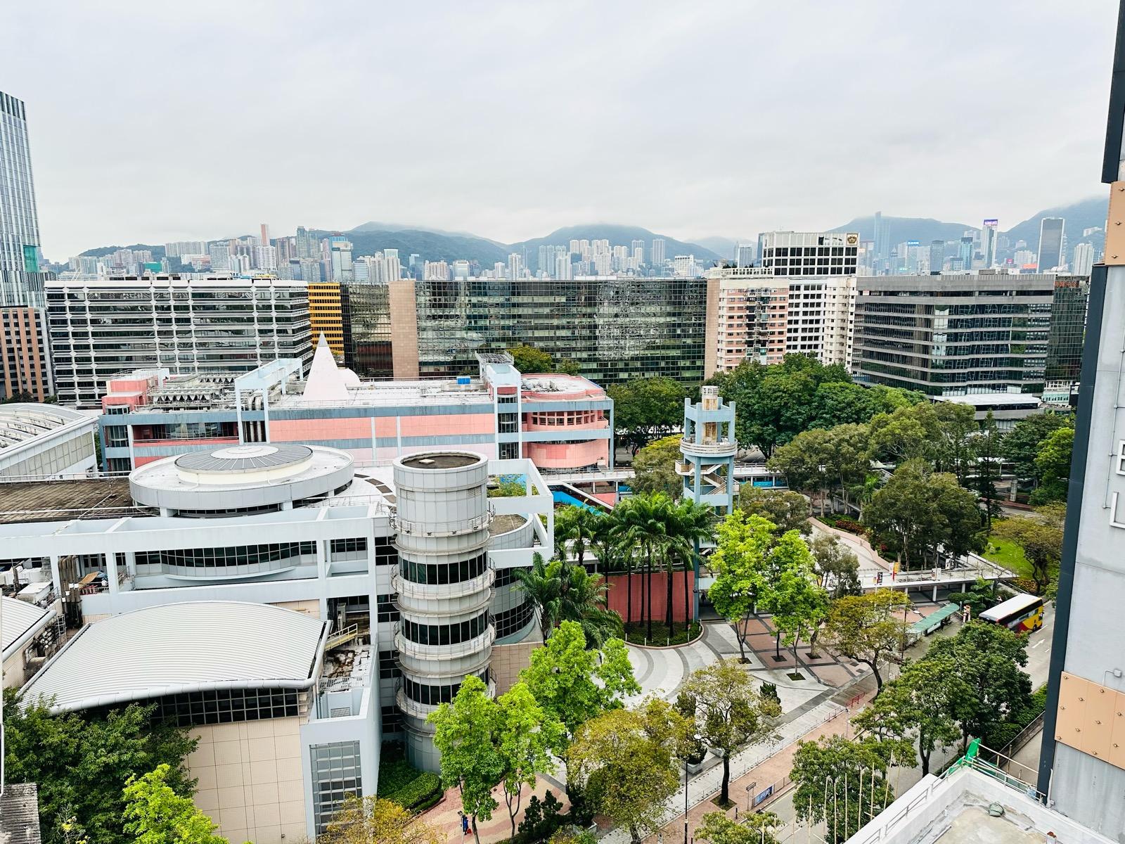 單位以樓景為主,大廳其中一扇窗面向尖東科學館,景致開揚。