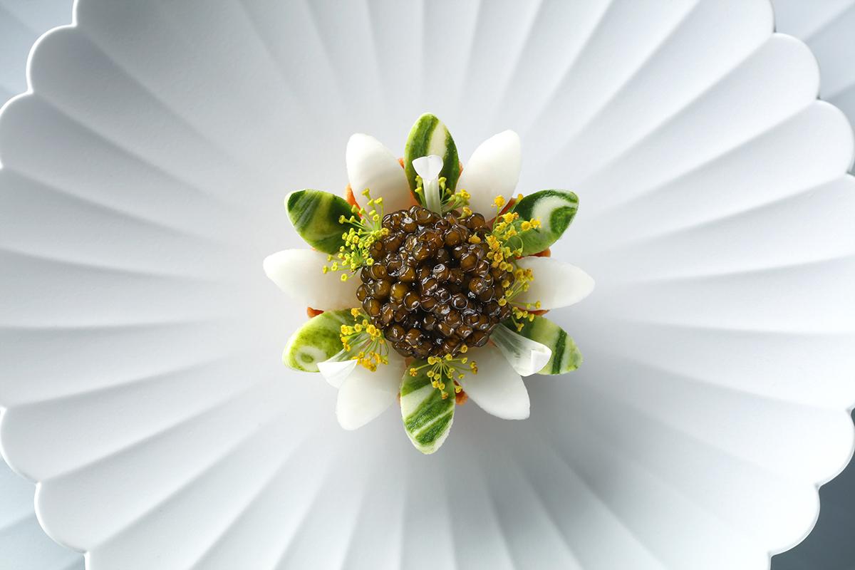 由「久保田」農場所種植的清甜多汁紅菜頭,大根 轉化為一個精緻藝術品 — 魚子醬與蕪菁