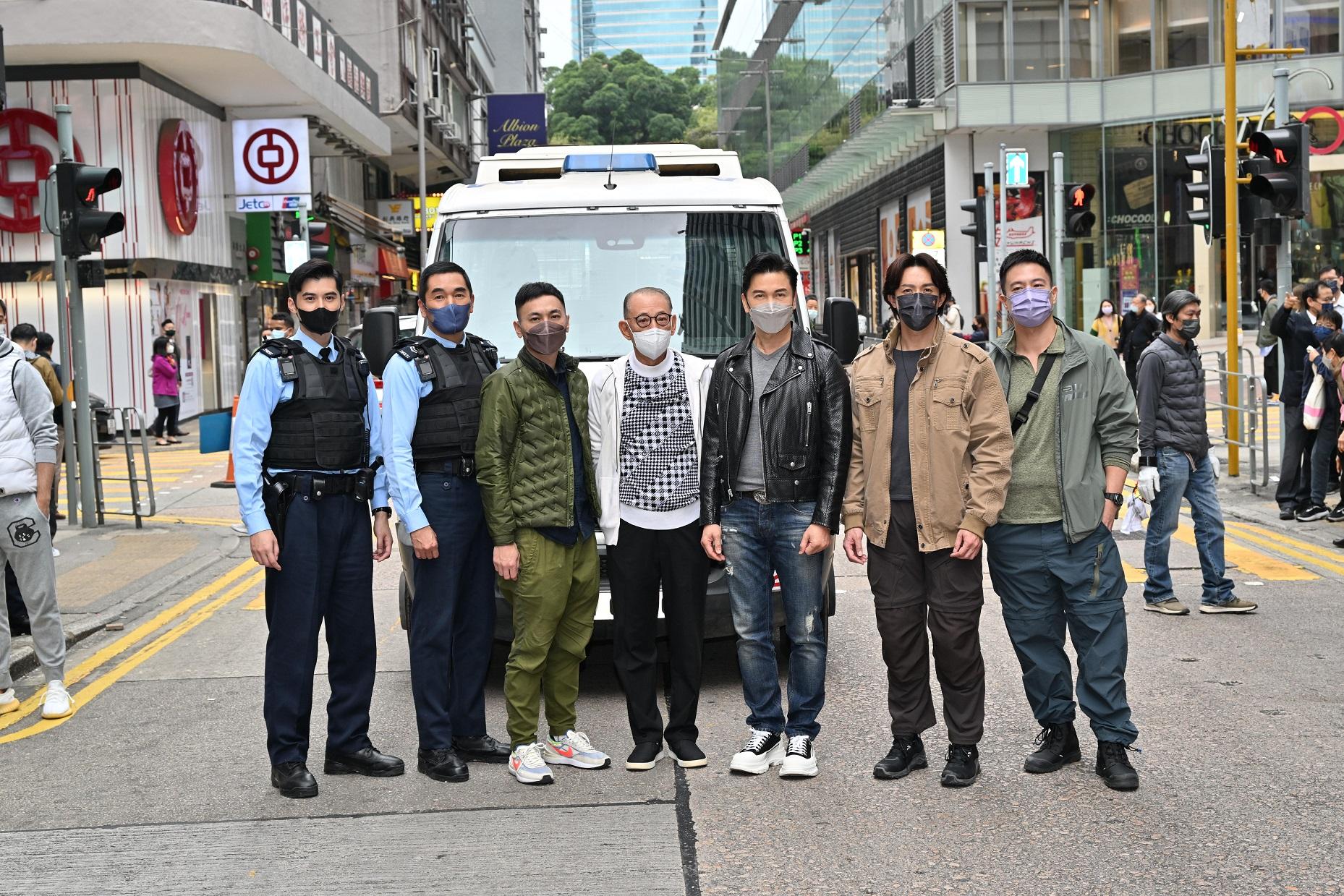 老闆楊受成與一眾演員合照。