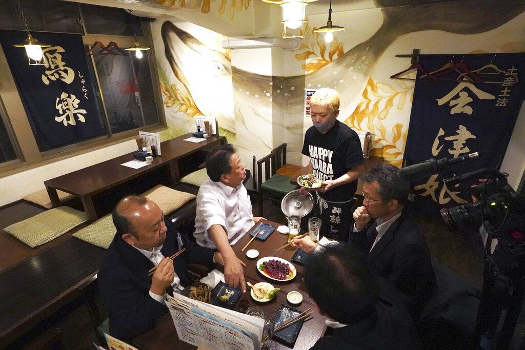 東京一間餐廳提供鯨肉料理。(美聯社)