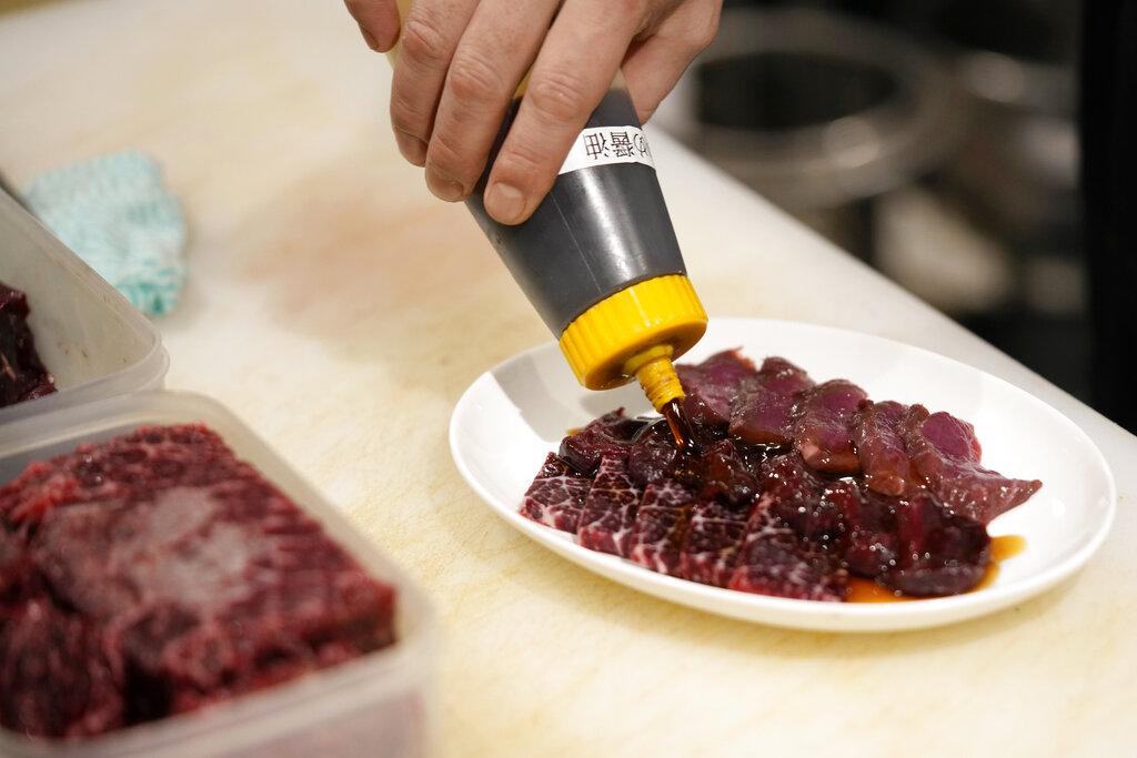 東京一間餐廳提供鯨肉料理。(美聯社)