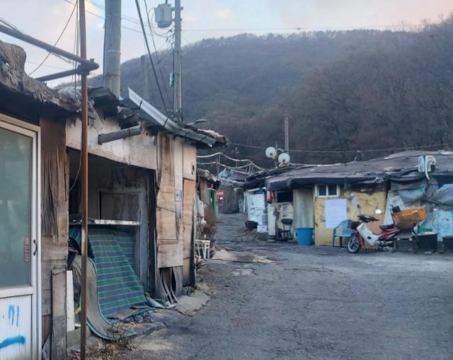 報道提到,九龍村是南韓首爾最後的棚屋區,裡面居住的幾乎都是1980年時因為城市開發而被逼遷徙的貧民。(Twitter)