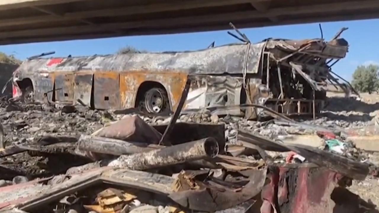 有巴士墜落峽谷並起火,至少40人喪生。(Twitter)