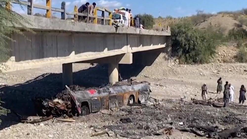 有巴士墜落峽谷並起火,至少40人喪生。(Twitter)