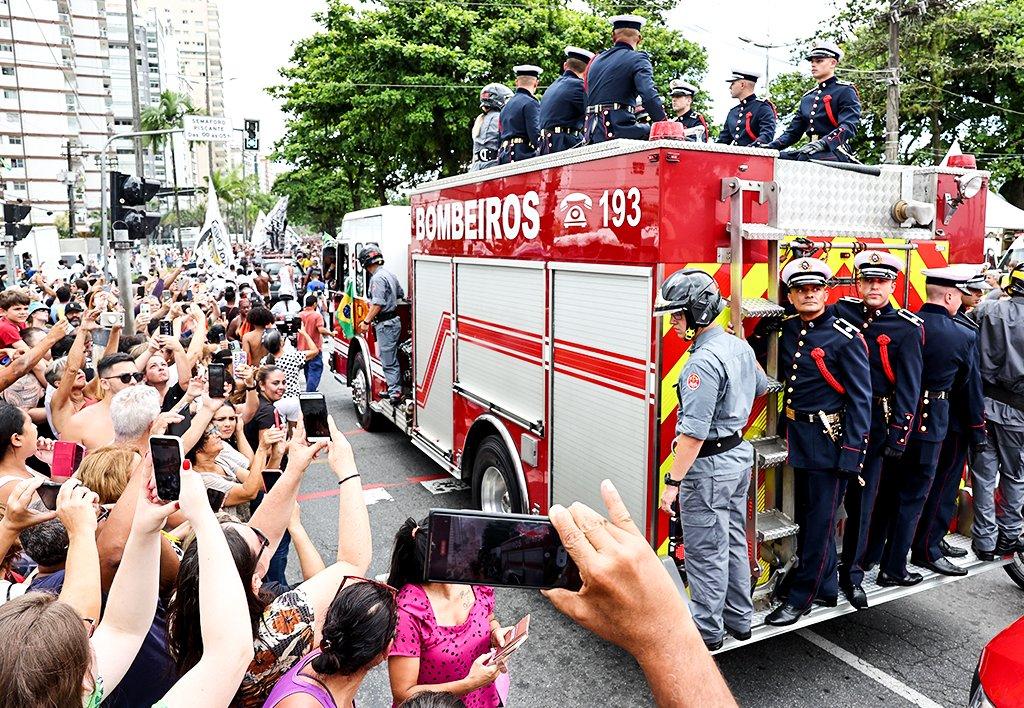 大批民眾夾道送別。(Twitter)