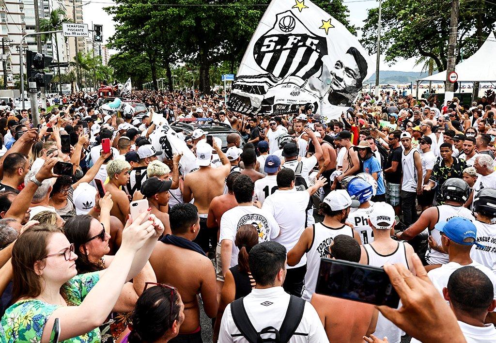 大批民眾夾道送別。(Twitter)