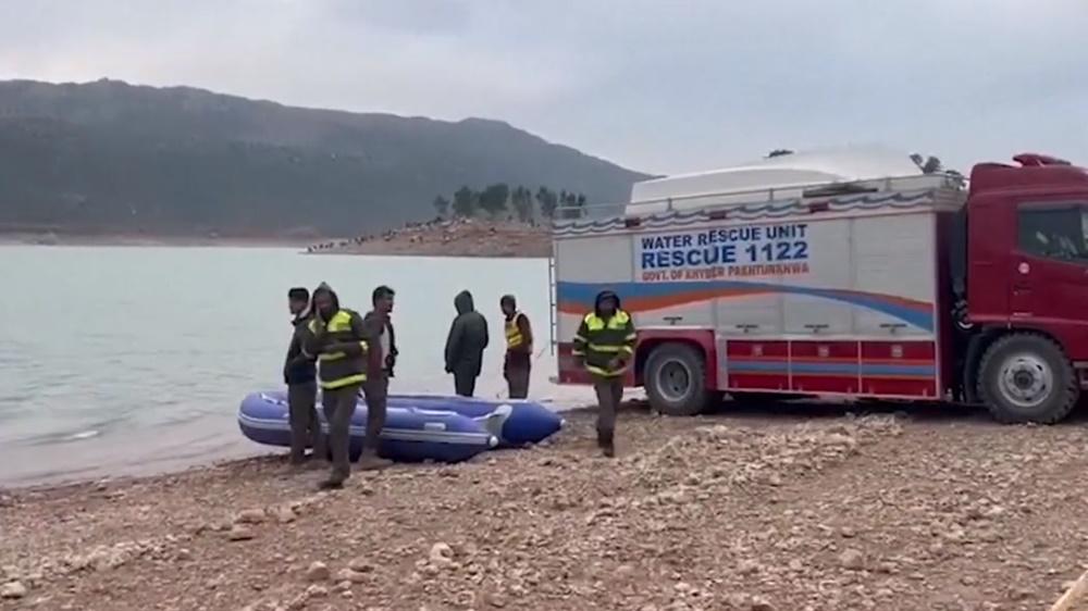 小船載學生遊覽期間翻船。(Twitter)