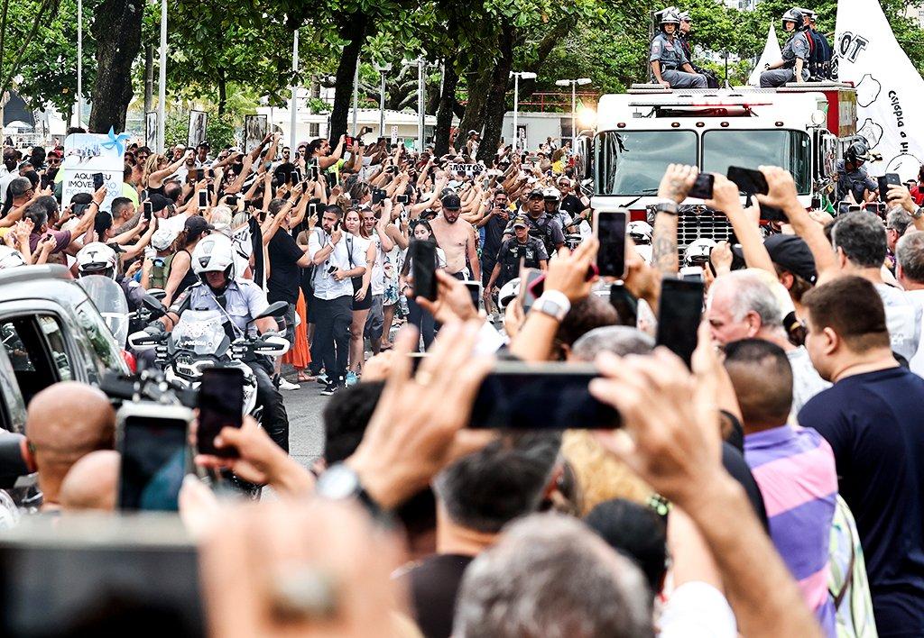 大批民眾夾道送別。(Twitter)