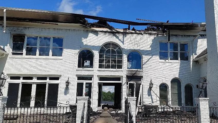 大宅損毀狀況一覽無遺。(Zillow)