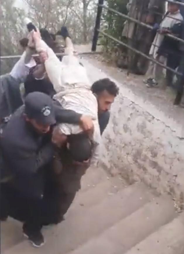 小船載學生遊覽期間翻船。(Twitter)