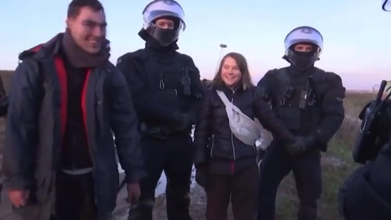 通貝里被2名警員控制,但神情從容,更一度被旁人逗笑。(Twitter)