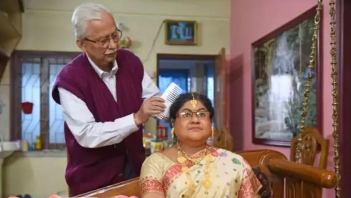 Tapas Sandilya不介意在鏡頭前替雕像梳頭,整理服裝。(網上圖片)