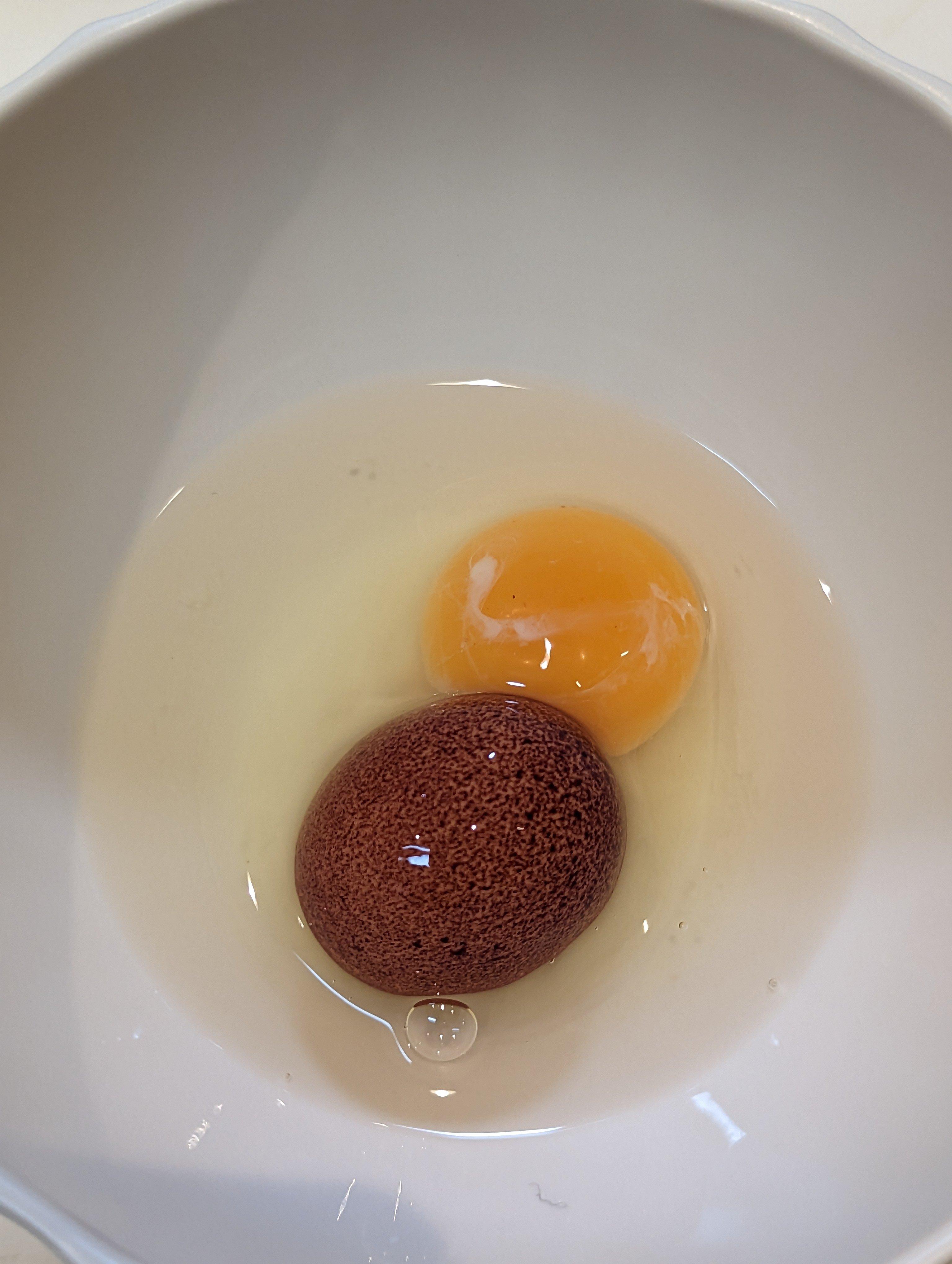 蛋中蛋的蛋殼顏色較深。(Twitter)