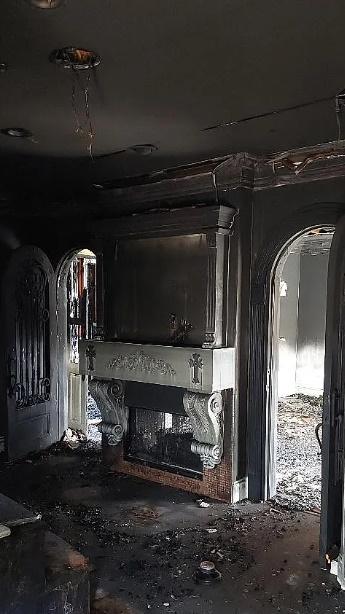 大宅損毀狀況一覽無遺。(Zillow)