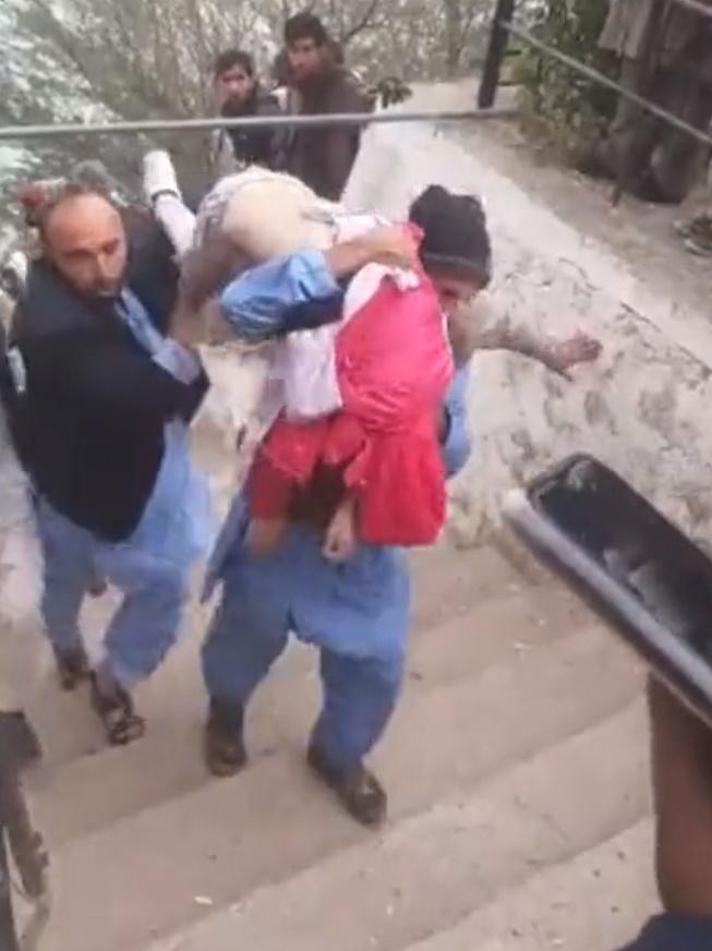 小船載學生遊覽期間翻船。(Twitter)