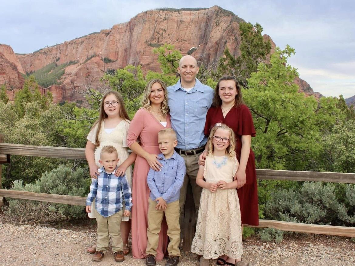 疑兇和妻子,以及5名子女。(Twitter)