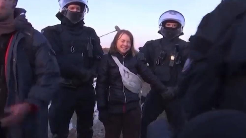 通貝里被2名警員控制,但神情從容,更一度被旁人逗笑。(Twitter)