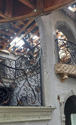 大宅損毀狀況一覽無遺。(Zillow)