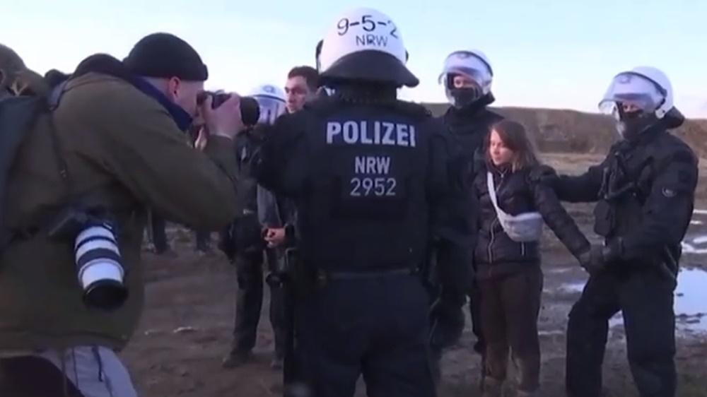 通貝里與警員站在原地讓記者拍攝錄影。被部分網民質疑雙方在做騷。(Twitter)