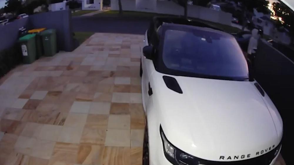 2名行跡可疑的少年徘徊在車道上。(Twitter)