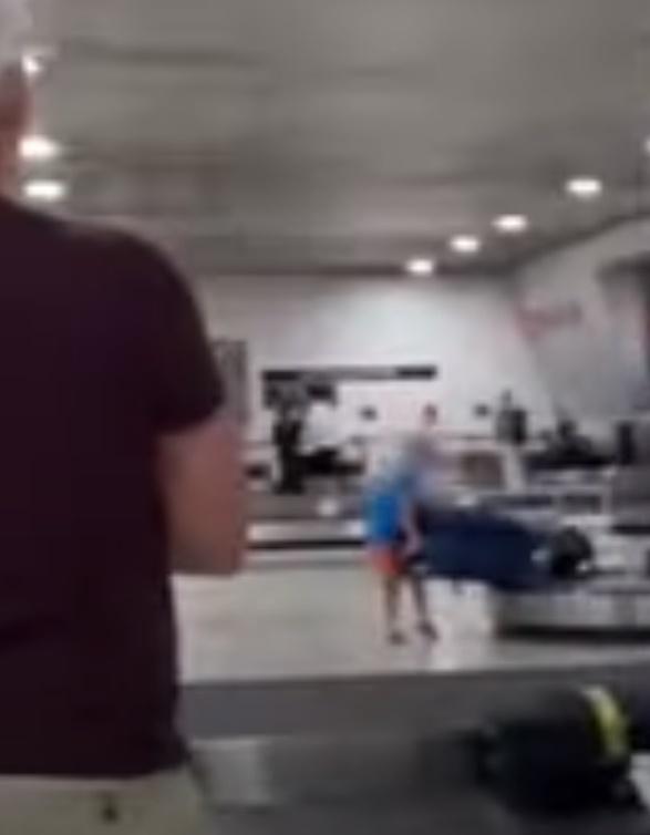 小孩還將輸送帶上的行李拉到地上。(YouTube)