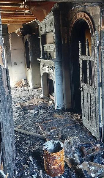 大宅損毀狀況一覽無遺。(Zillow)