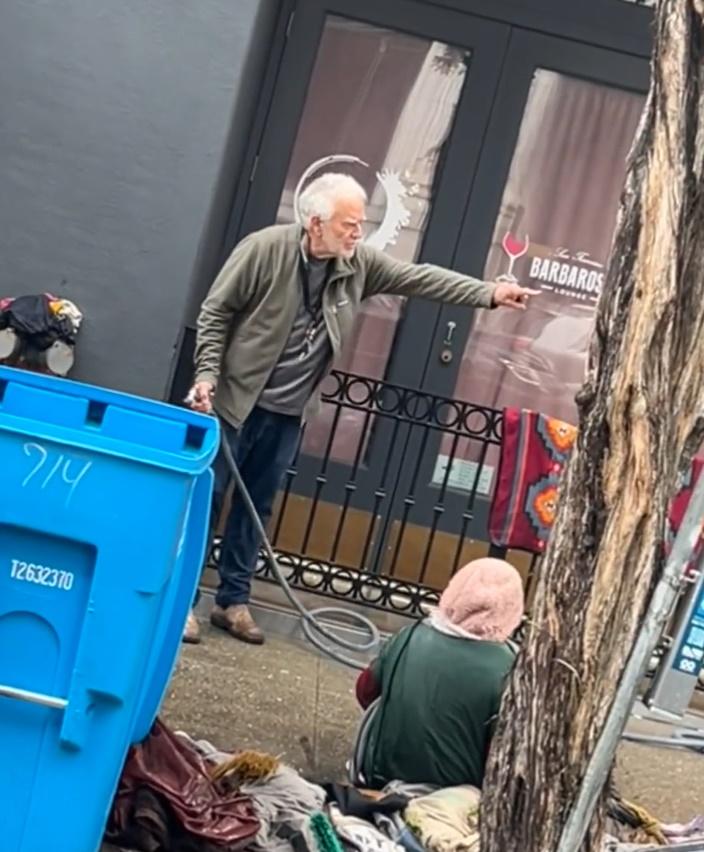 影片最後,老闆瞪著女露宿者連喊了3聲「郁呀」(Move),並指向前方的道路。(Twitter)