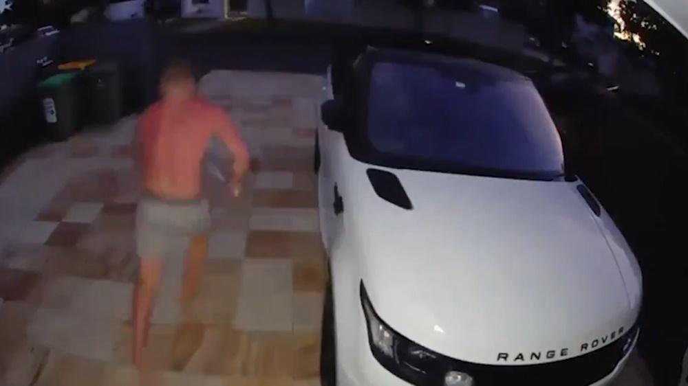 Casey Caswell赤膊上身突然從屋內衝出來。(Twitter)