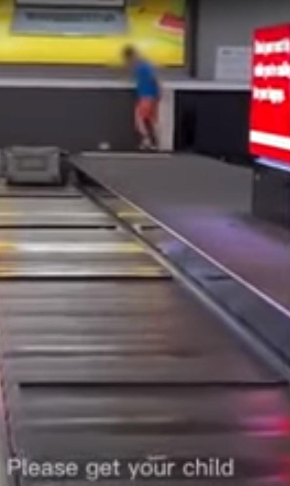 廣播直接要求父母控管好「正在輸送帶上奔跑的小孩」。(YouTube)