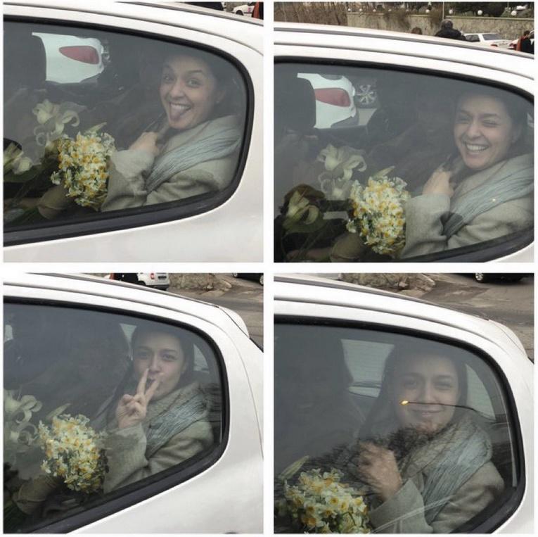 塔雲尼登上汽車離開時,面對鏡頭做出勝利手勢及伸俐表情等。(Twitter)