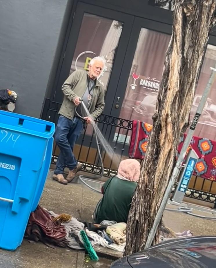 即使對方求饒,老闆仍未有停止,更擺出一臉輕蔑的態度。(Twitter)