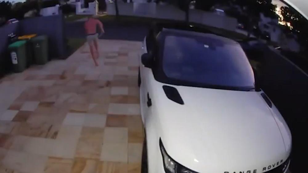 Casey Caswell赤膊上身突然從屋內衝出來。(Twitter)