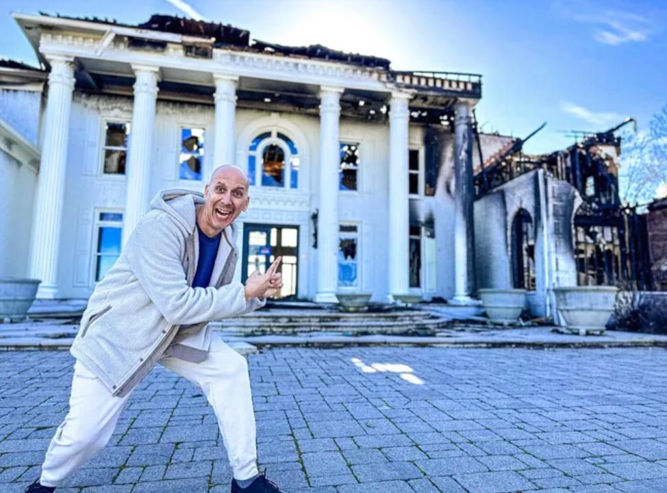 Mike Thakur打算與家人一起慢慢重修大屋,並會將過程拍片播出。(網上圖片)