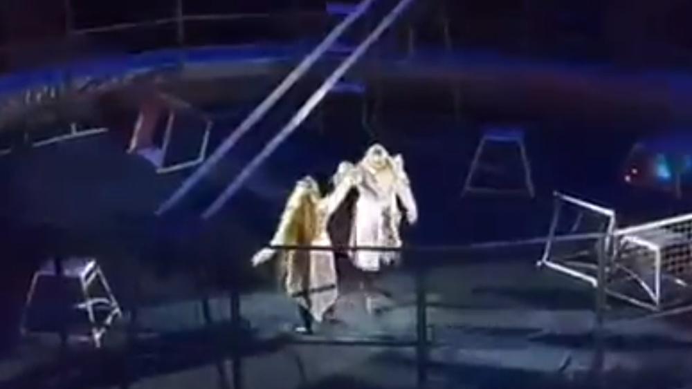 Alexey Makarenko被襲後暴地將一張企台掟血獅子洩忿,之後與妻子共舞打完場。(Twitter)