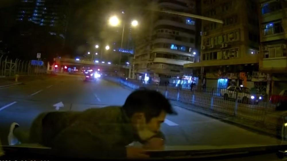 元旦旺角衝出馬路撞車滾地醉漢,涉刑毀被捕。(車cam L(香港群組)@FB)